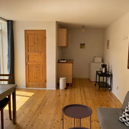 Stort Vaerelse Med Eget Toilet Og Bad Apartment